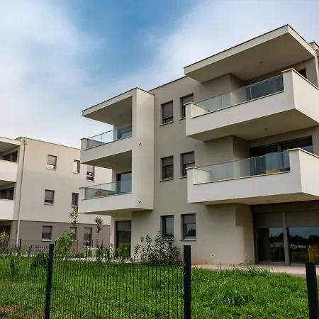 Baden Basanija, Umag-with Sea View, Parking And 300m From The アパート
